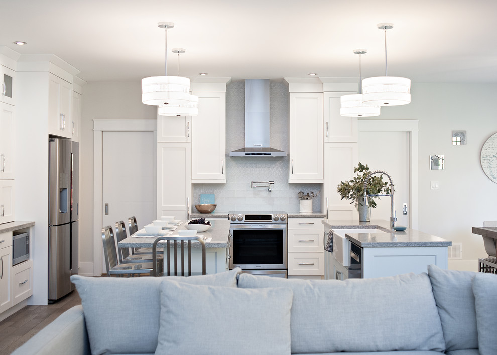 Kitchen - transitional kitchen idea in Toronto