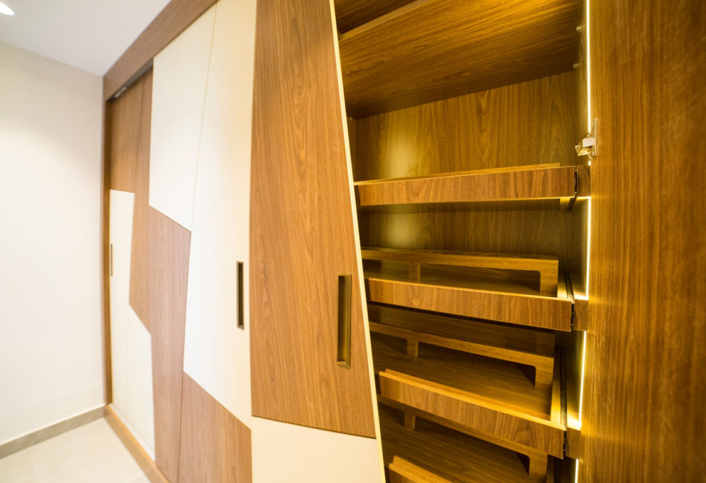На фото: большой встроенный шкаф унисекс в современном стиле с плоскими фасадами и светлыми деревянными фасадами