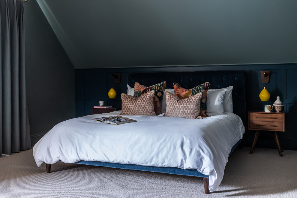 サリーにあるコンテンポラリースタイルのおしゃれな寝室 (勾配天井、グレーの天井) のインテリア