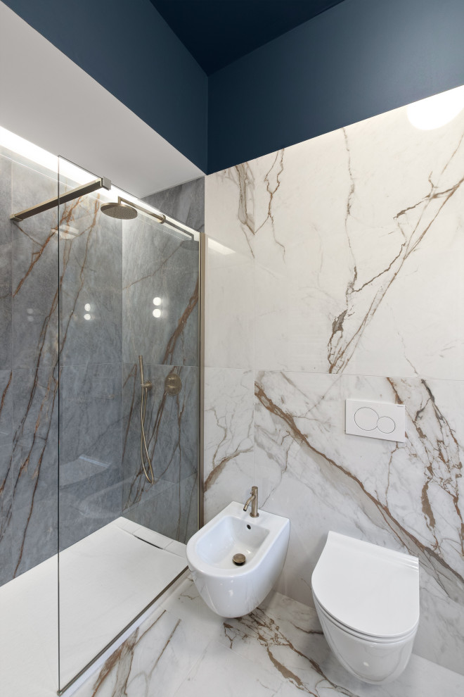 Idées déco pour une douche en alcôve éclectique de taille moyenne avec des portes de placard marrons, WC séparés, un carrelage multicolore, des carreaux de porcelaine, un mur multicolore, un sol en carrelage de porcelaine, un sol multicolore et aucune cabine.