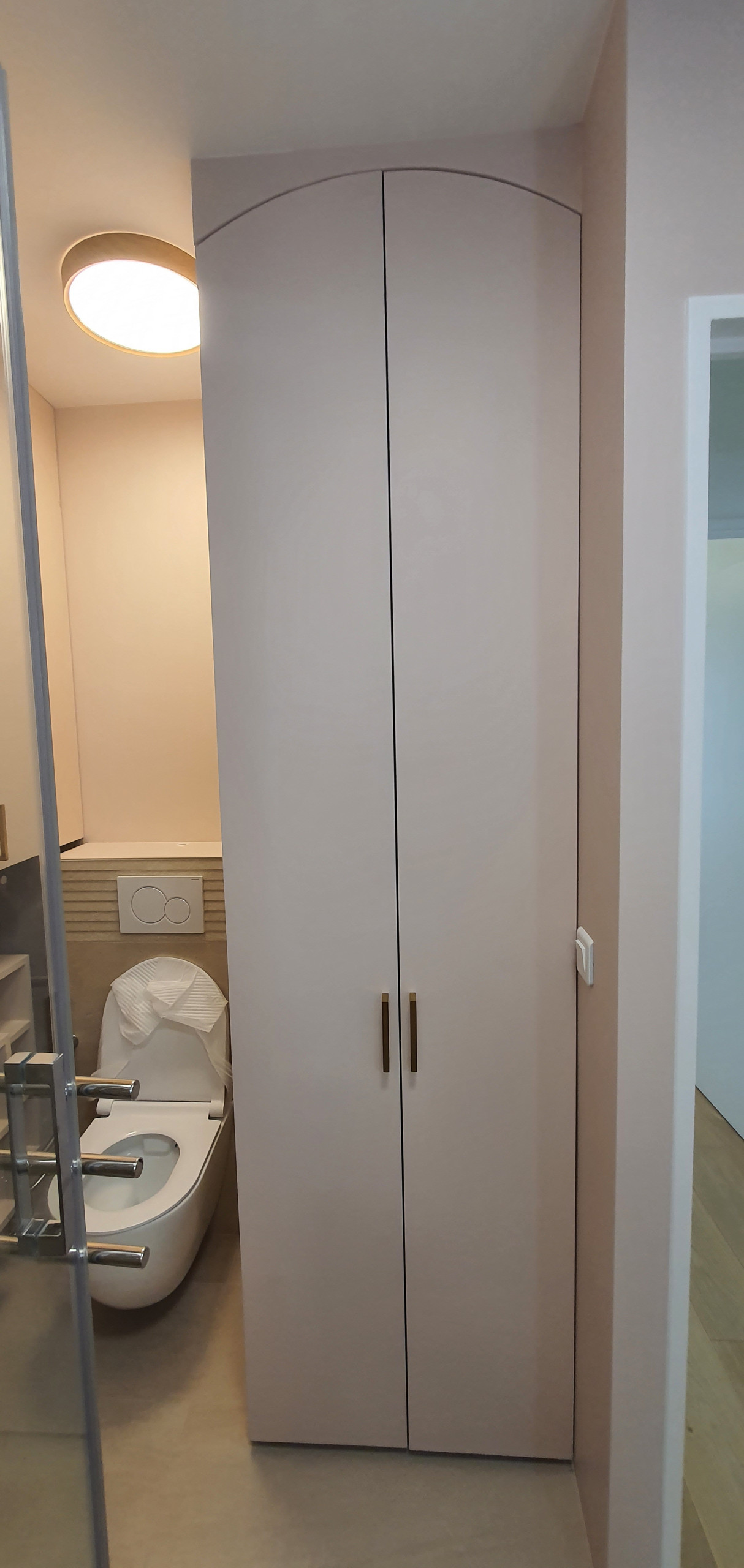 Salle de bain beige et rose, bois