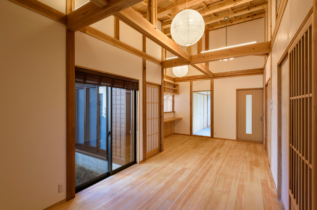 木に拘った住宅・新民家 japones-recibidor-y-pasillo