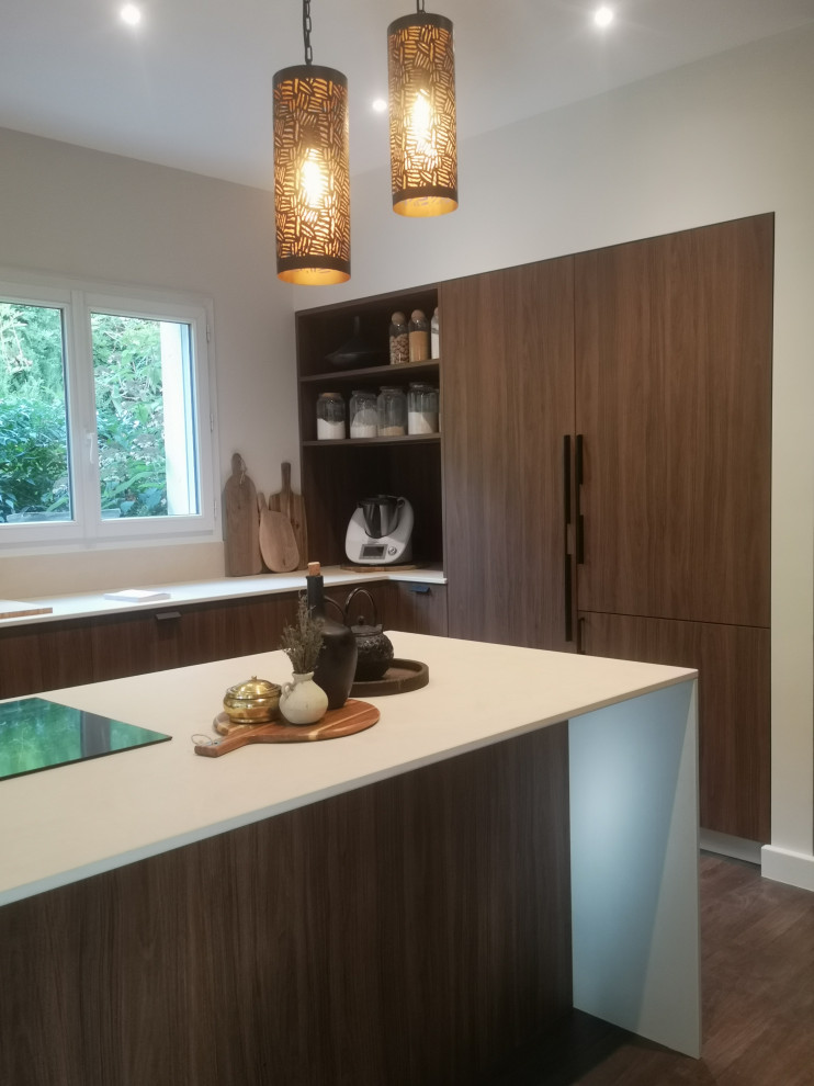 Design ideas for a mid-sized tropical l-shaped eat-in kitchen in Lyon with an undermount sink, beaded inset cabinets, dark wood cabinets, granite benchtops, beige splashback, granite splashback, panelled appliances, dark hardwood floors, with island and beige benchtop.