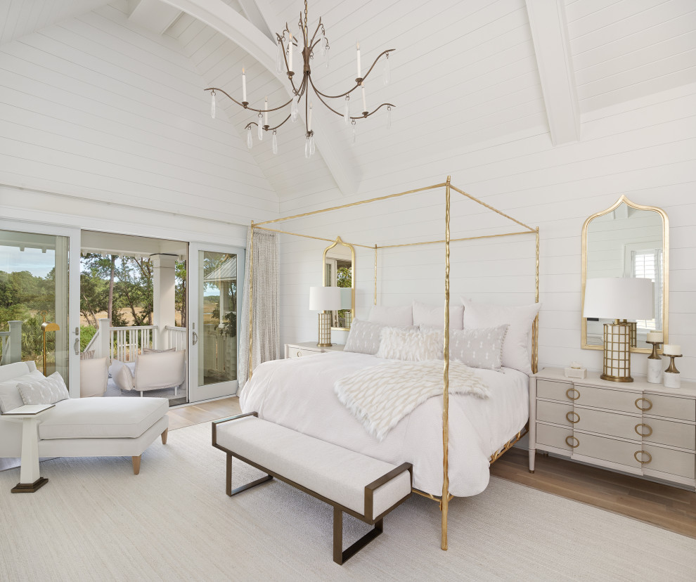 チャールストンにある巨大なトランジショナルスタイルのおしゃれな主寝室 (白い壁、淡色無垢フローリング、ベージュの床、塗装板張りの天井、塗装板張りの壁) のレイアウト
