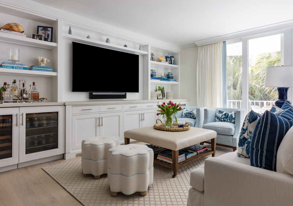 Источник вдохновения для домашнего уюта: изолированная гостиная комната в стиле неоклассика (современная классика) с белыми стенами, светлым паркетным полом, телевизором на стене и бежевым полом