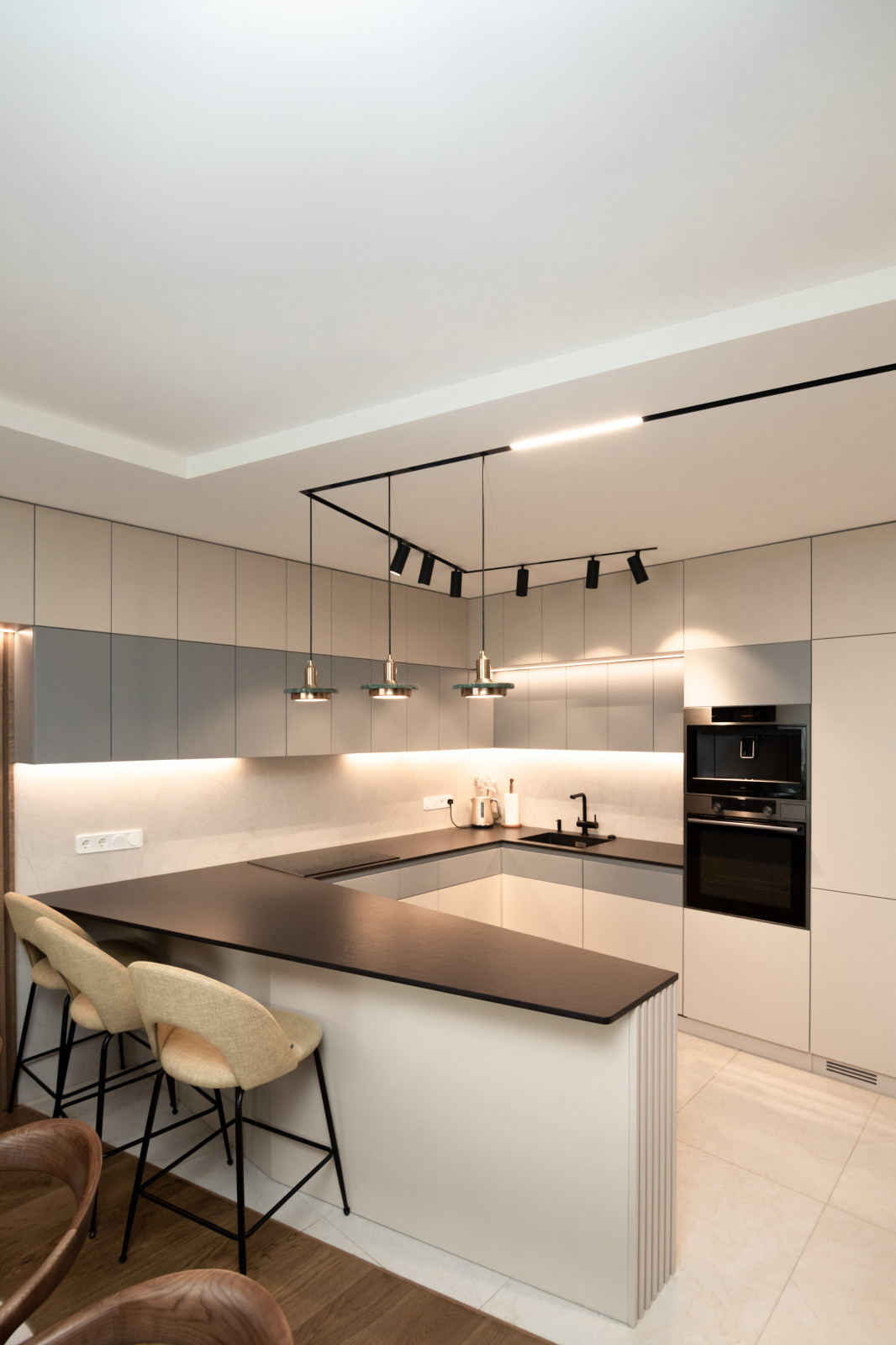 Современная кухня-гостиная с необычной барной стойкой и ТВ-зоной