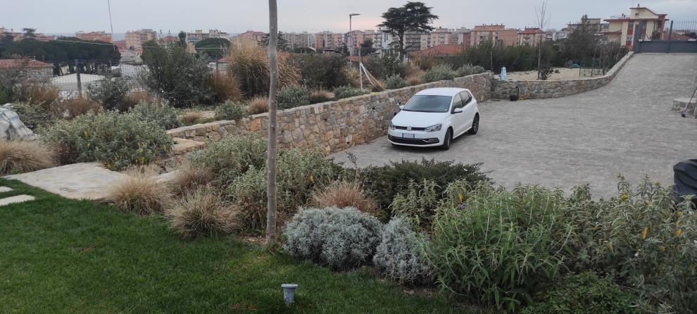 Idee per un vialetto mediterraneo esposto in pieno sole di medie dimensioni e davanti casa in inverno con ghiaia e recinzione in metallo