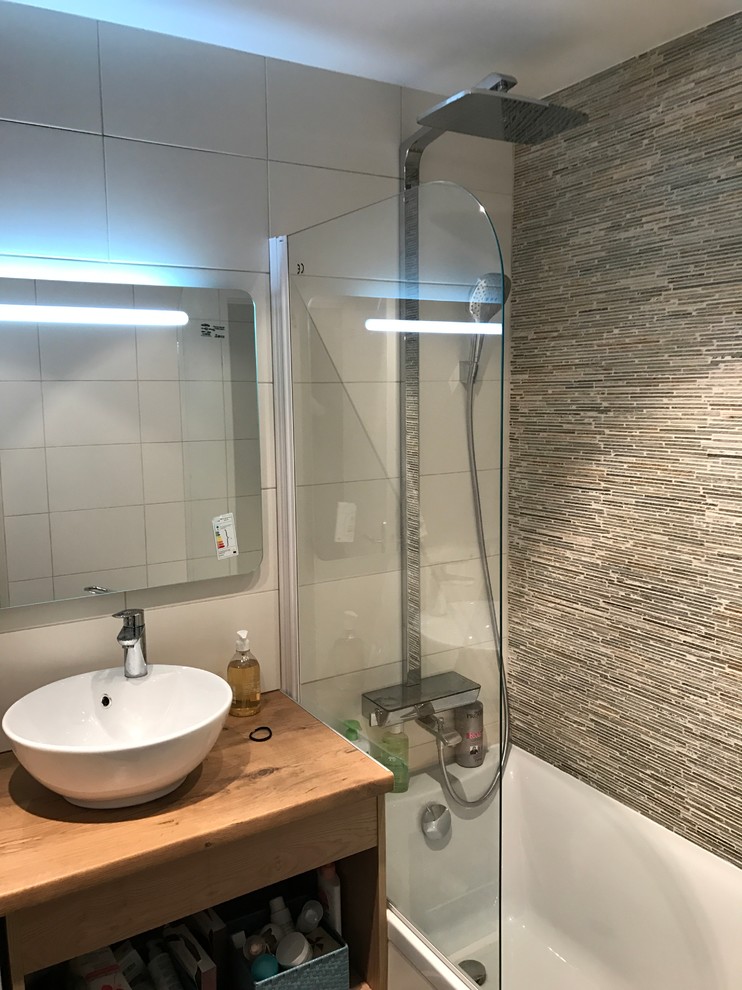 Idées déco pour salle de bain in bois clair With un placard sans porte, une baignoire encastrée, un combiné douche/baignoire, WC séparés, un carrelage multicolore, mosaïque, un mur multicolore, un sol en carrelage de céramique, un lavabo posé, un plan de toilette en stratifié, un sol gris, une cabine de douche à porte battante and un plan de toilette marron.