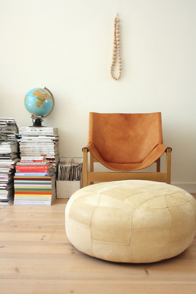 Inspiration for an eclectic living room in Amsterdam with a library and white walls.