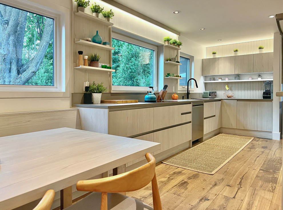 Immagine di una cucina nordica di medie dimensioni con ante lisce, ante in legno chiaro, top in quarzo composito, nessuna isola, top grigio e parquet chiaro