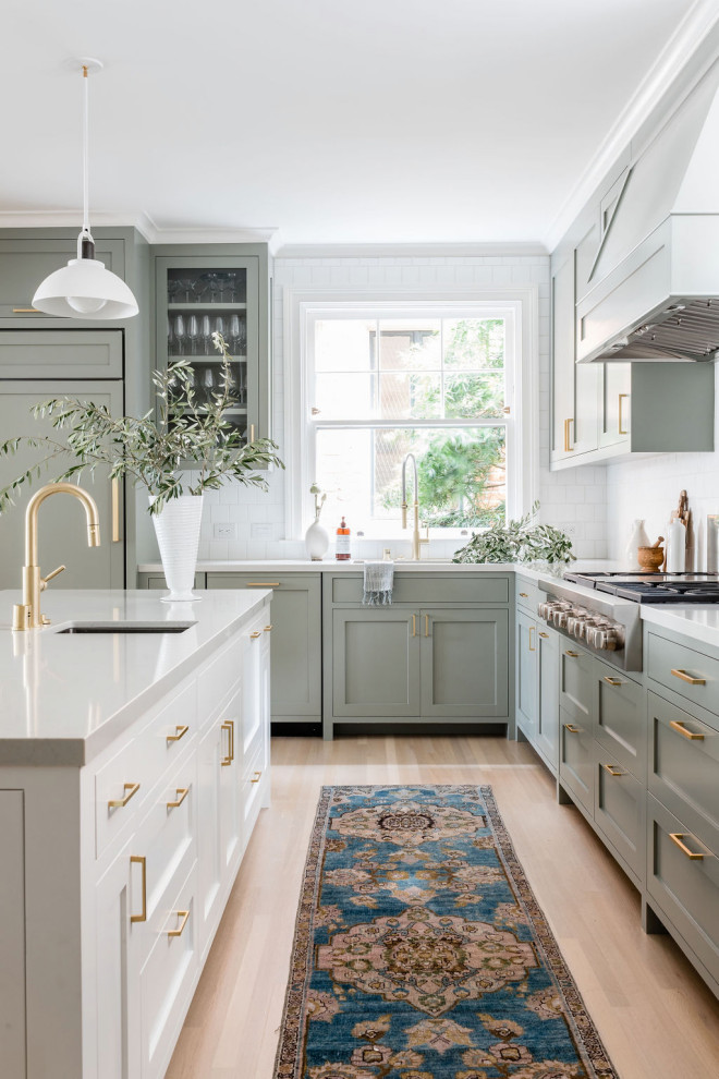 Inspiration for a transitional kitchen in Sacramento.