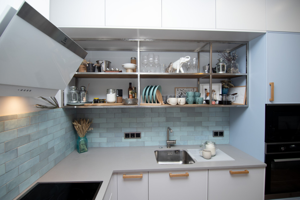 Светлая кухня в неоклассическом стиле