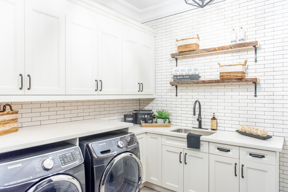 Transitional home design photo in Toronto
