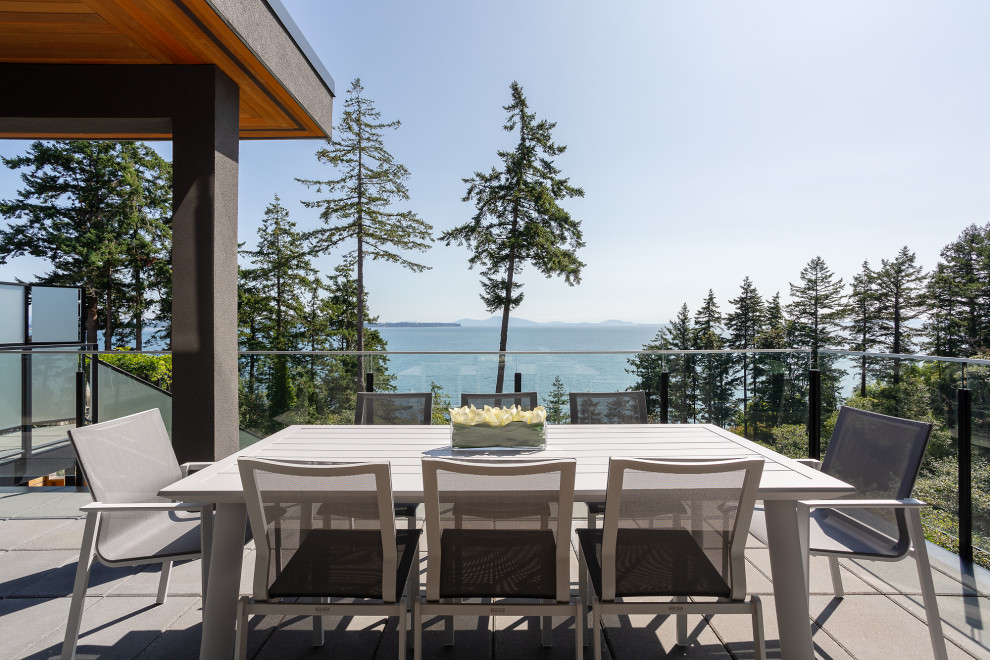Photo of a mid-sized beach style backyard deck in Vancouver.