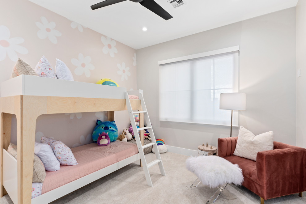 Example of a transitional home design design in Phoenix