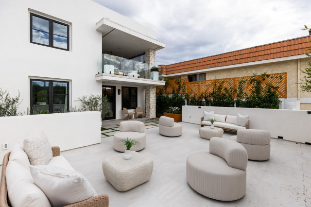 Front Courtyard Lounge Area contemporary-terrace