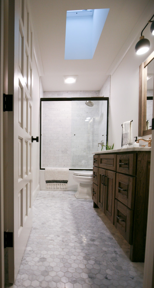 Свежая идея для дизайна: ванная комната среднего размера в стиле рустика с фасадами в стиле шейкер, темными деревянными фасадами, ванной в нише, душем в нише, унитазом-моноблоком, серой плиткой, мраморной плиткой, белыми стенами, мраморным полом, накладной раковиной, мраморной столешницей, серым полом, душем с раздвижными дверями, серой столешницей, тумбой под одну раковину и встроенной тумбой - отличное фото интерьера