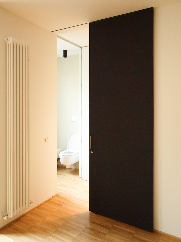 Foto di una piccola stanza da bagno con doccia contemporanea con ante grigie, WC a due pezzi, pareti beige, pavimento in legno massello medio e top in legno