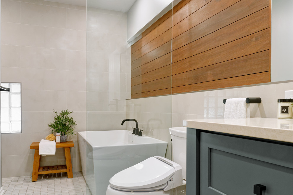 Inspiration för mellanstora moderna vitt en-suite badrum, med luckor med infälld panel, turkosa skåp, ett fristående badkar, våtrum, en bidé, flerfärgad kakel, beige väggar, klinkergolv i keramik, ett undermonterad handfat, bänkskiva i kvartsit, grått golv och med dusch som är öppen