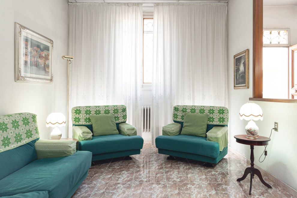 Idee per un soggiorno tradizionale di medie dimensioni e aperto con pareti bianche, pavimento con piastrelle in ceramica e pavimento multicolore