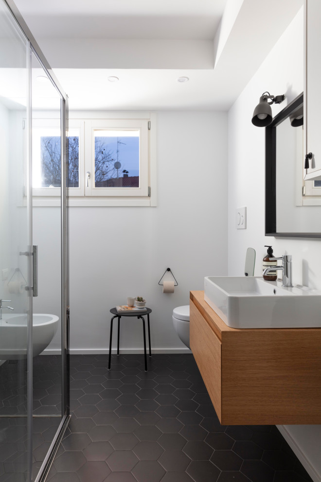 Idee per una piccola stanza da bagno con doccia industriale con ante in legno chiaro, pareti bianche, lavabo a bacinella e pavimento nero