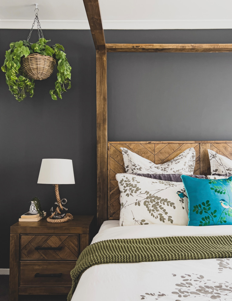На фото: хозяйская спальня среднего размера в современном стиле с серыми стенами, ковровым покрытием и серым полом с