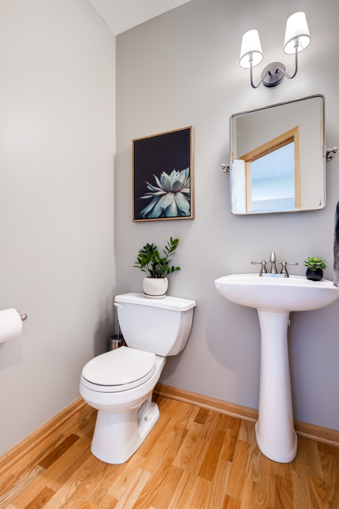 Idée de décoration pour un petit WC et toilettes avec WC séparés, un mur beige, parquet clair, un lavabo de ferme et un sol marron.