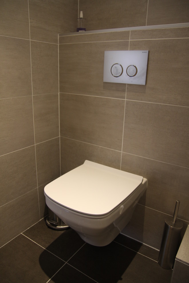 This is an example of a contemporary powder room in Lyon.