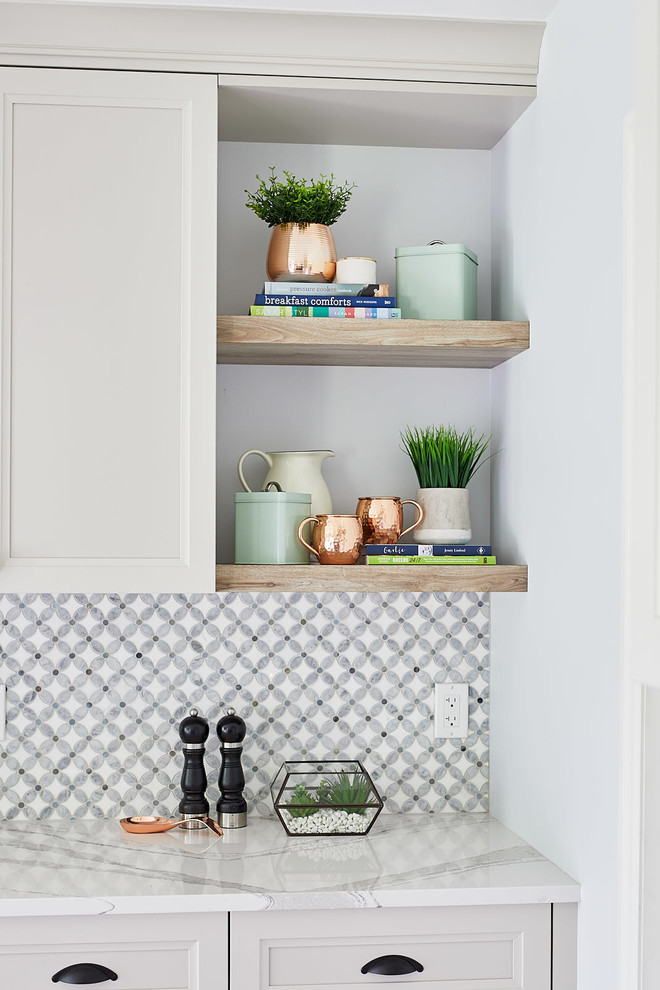 Kitchen - transitional kitchen idea in Toronto