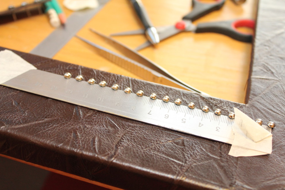 Рама для зеркала с декоративными гвоздиками