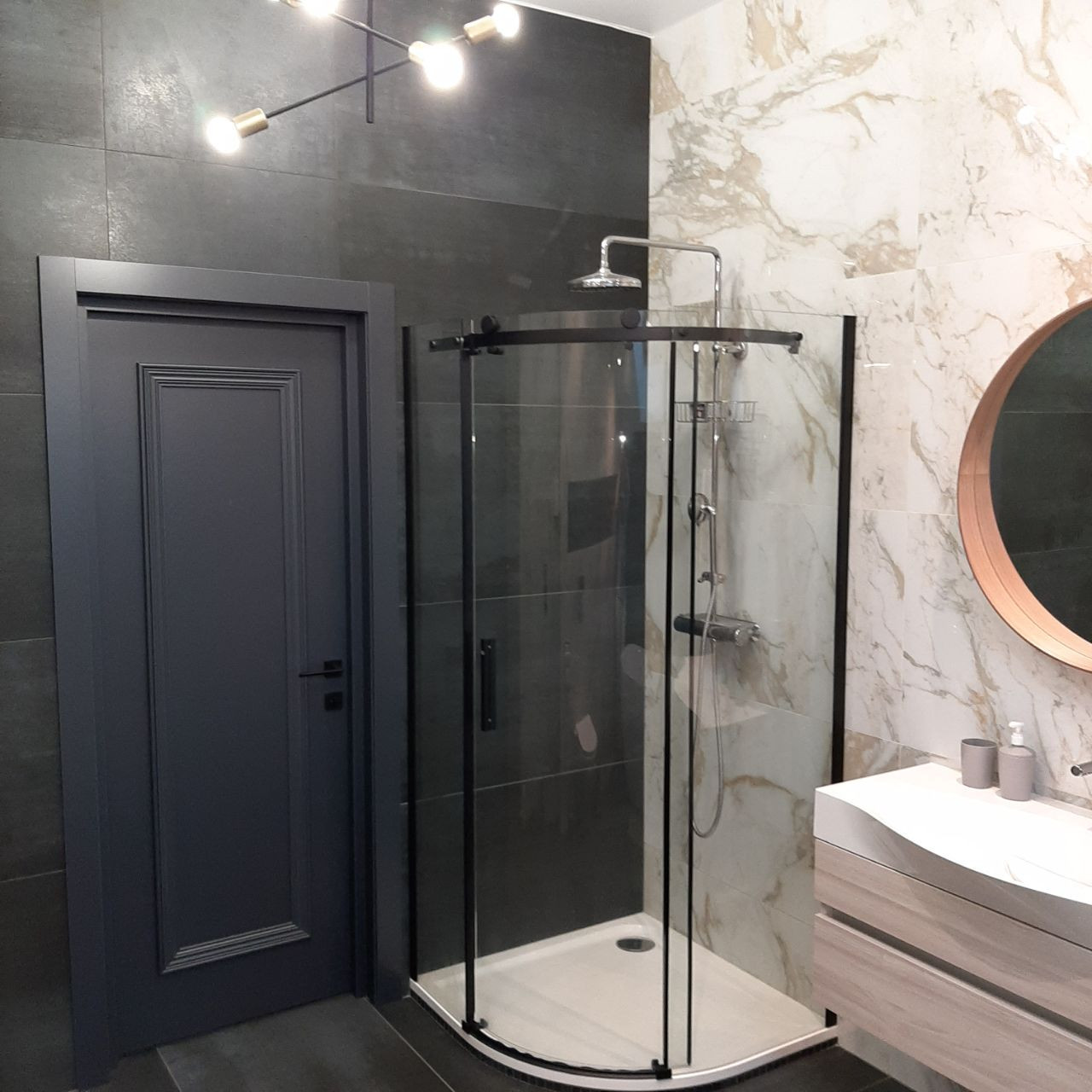 Ванная с мансардным окном