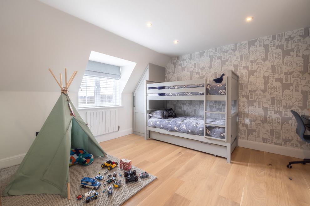 エセックスにあるラグジュアリーな広いトランジショナルスタイルのおしゃれな子供部屋の写真