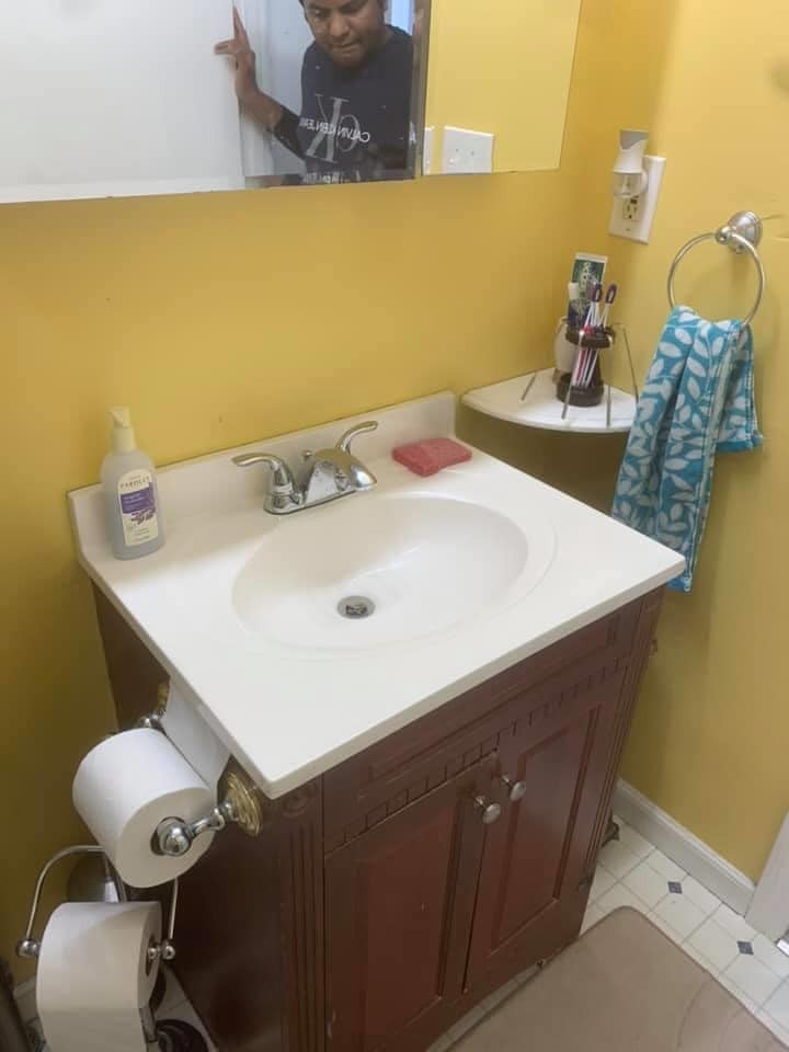 Foto di una stanza da bagno classica di medie dimensioni con ante grigie, vasca/doccia, WC monopezzo, piastrelle grigie, piastrelle di vetro, lavabo sottopiano, top in marmo, doccia aperta, top multicolore e un lavabo