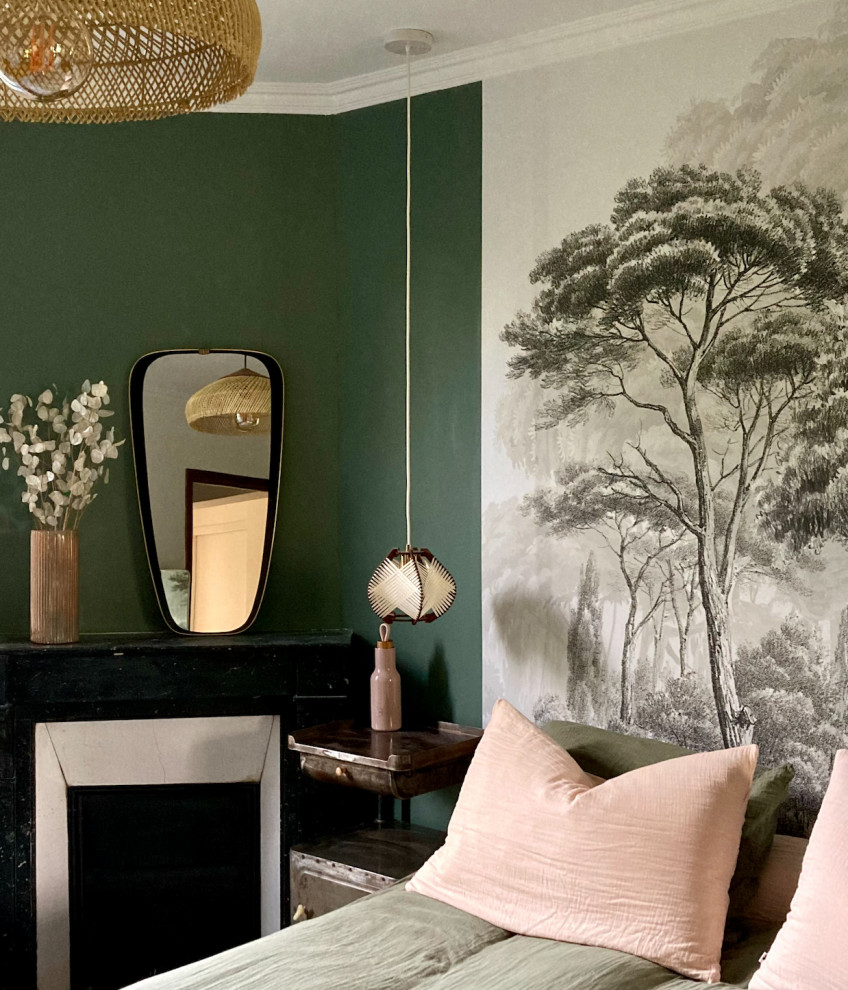 Großes Eklektisches Hauptschlafzimmer mit grüner Wandfarbe, hellem Holzboden, Eckkamin, Kaminumrandung aus Stein und Tapetenwänden in Paris