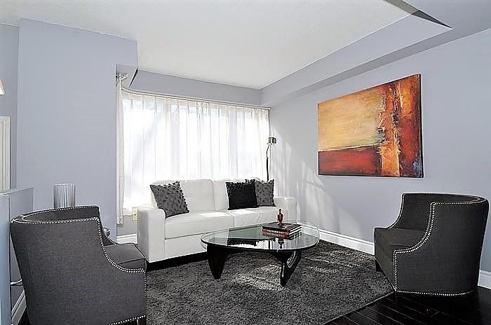 Transitional home design photo in Toronto