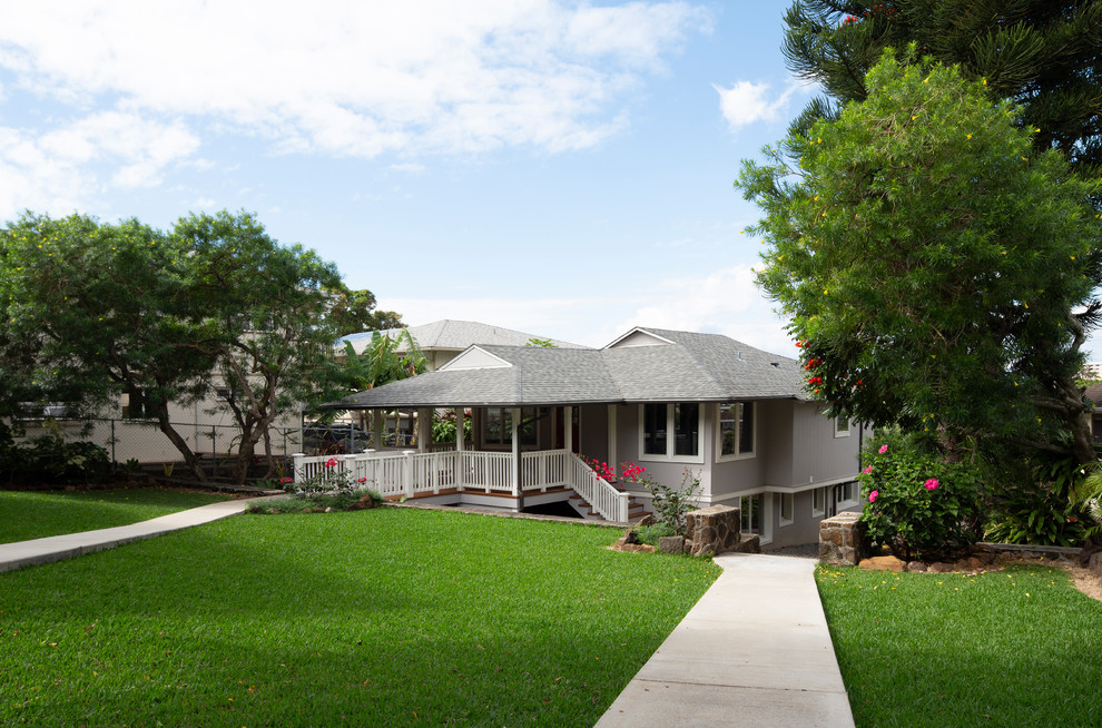 Example of a transitional home design design in Hawaii