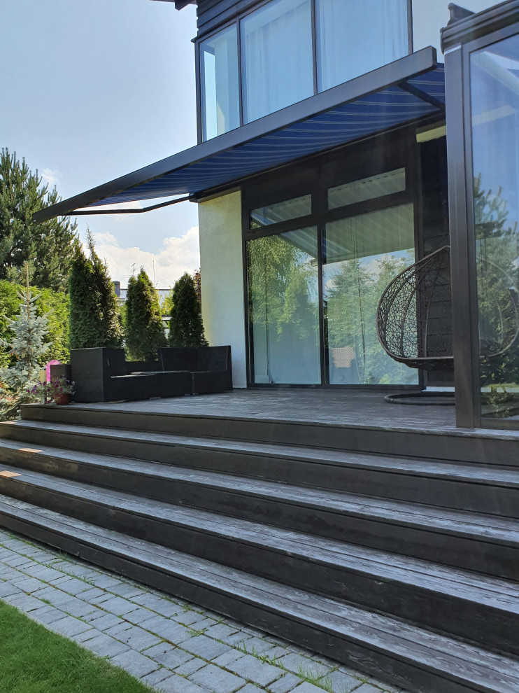 Веранда с безрамным остеклением Weinor и маркиза Markilux