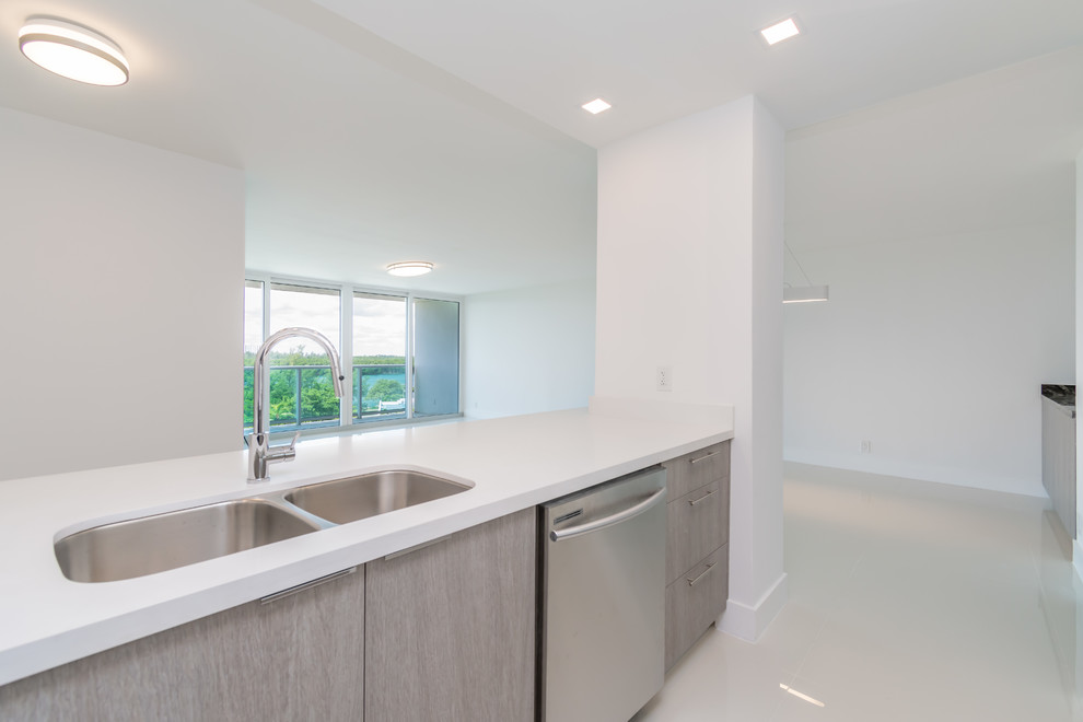 Contemporary Condo / Open your kitchen