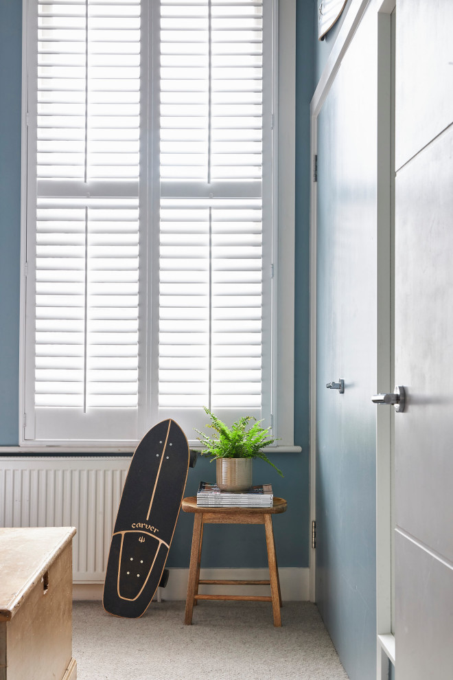 Inspiration för små moderna huvudsovrum, med blå väggar, heltäckningsmatta och grått golv