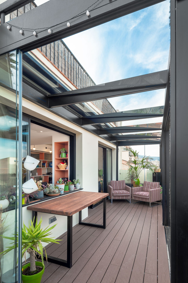 Mittelgroße Moderne Terrasse im Dach mit Stahlgeländer und Beleuchtung in Barcelona