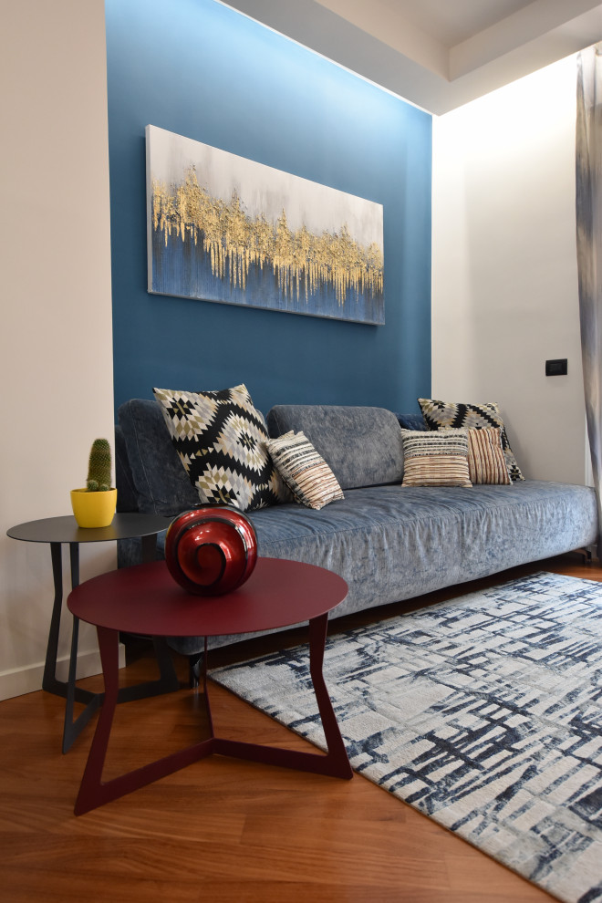 Idee per un soggiorno moderno di medie dimensioni con pareti blu, parquet chiaro e soffitto ribassato