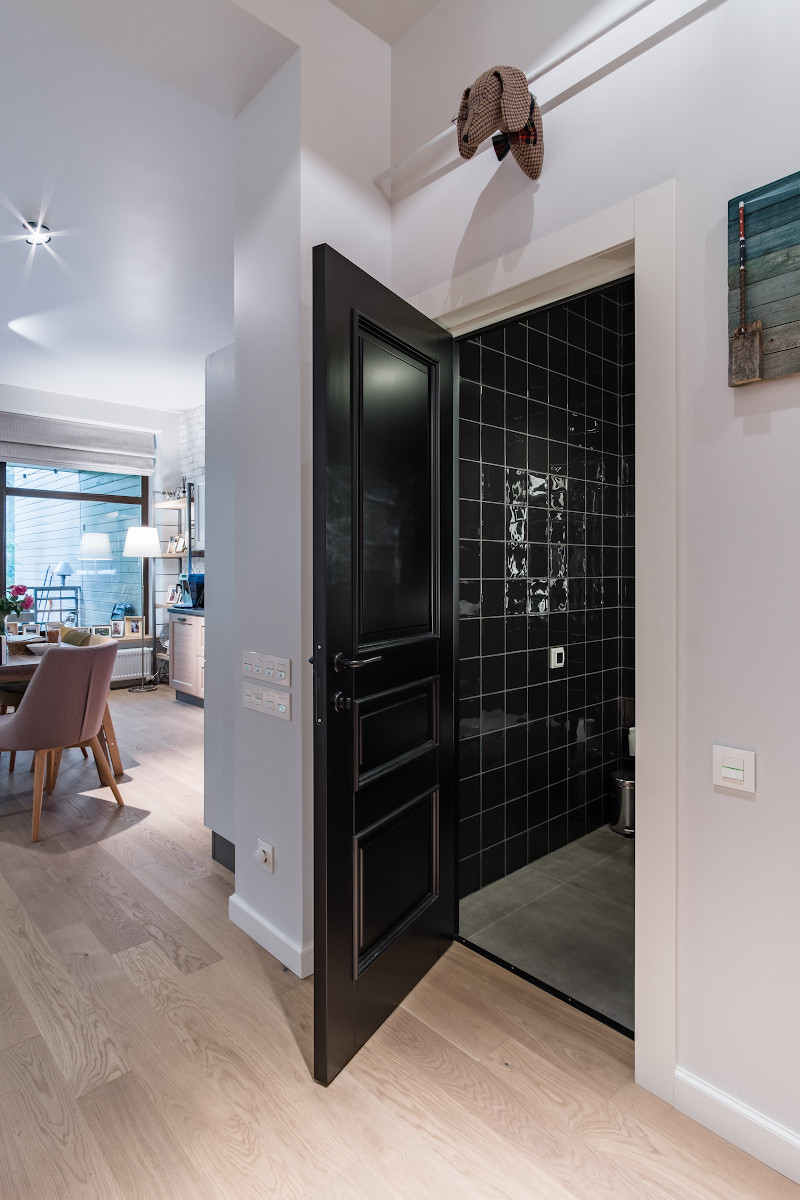 Квартира с разноцветными дверьми