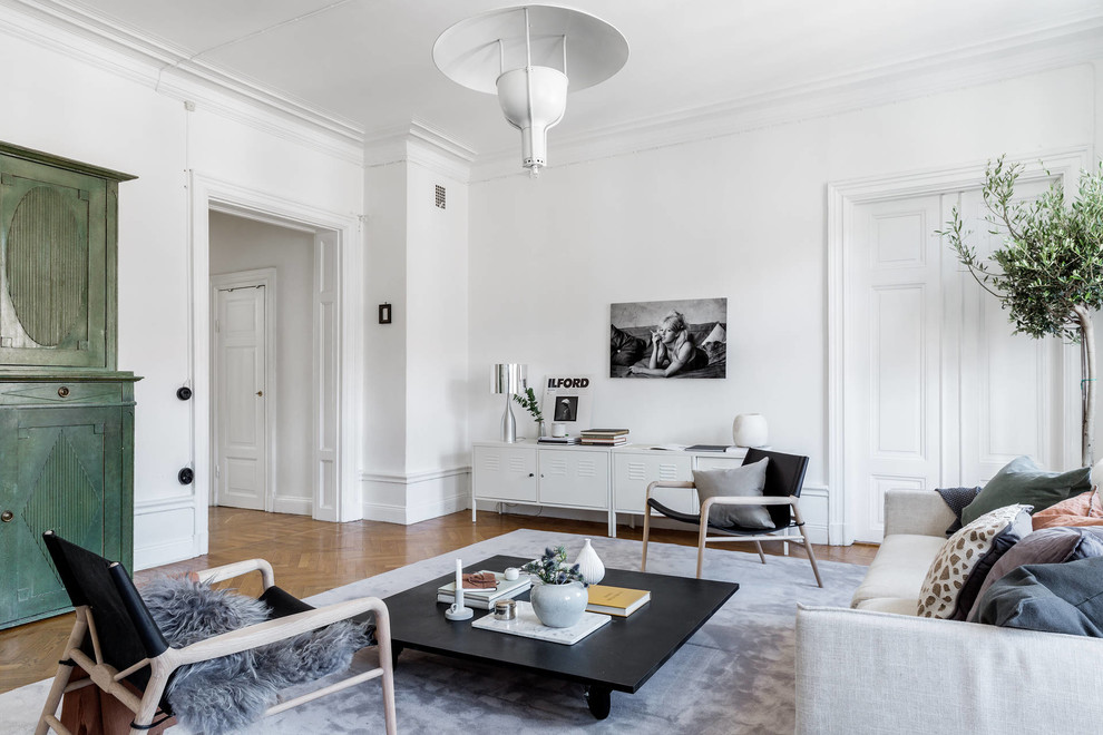 This is an example of a large traditional living room in Stockholm.