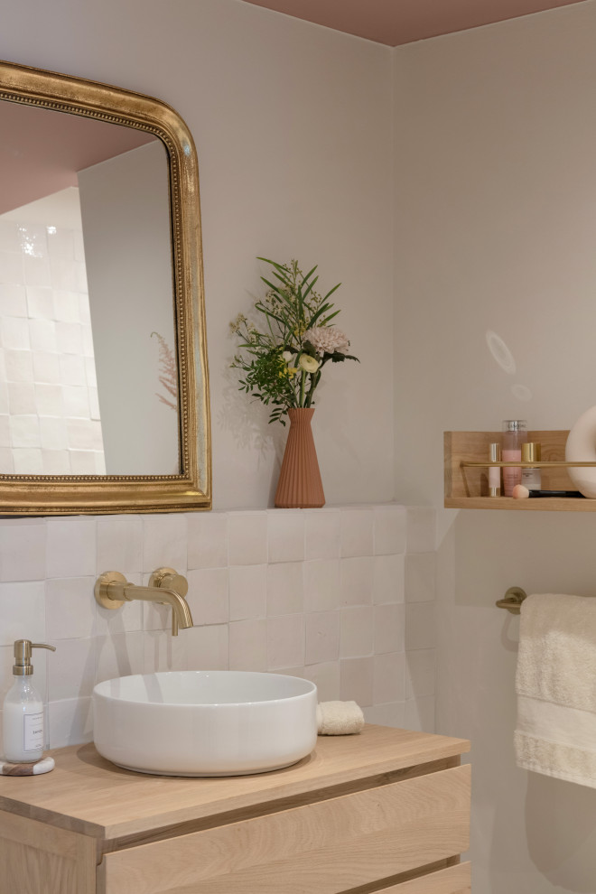 Свежая идея для дизайна: главная ванная комната среднего размера в современном стиле с открытым душем, серой плиткой, полом из терраццо, консольной раковиной, столешницей из дерева, розовым полом и тумбой под одну раковину - отличное фото интерьера