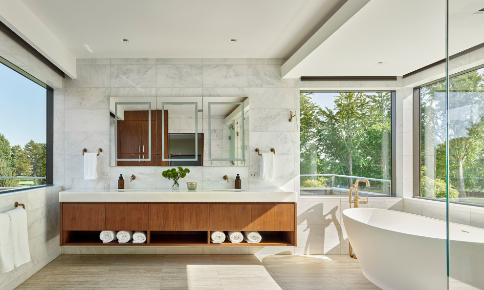 Idéer för 60 tals vitt en-suite badrum, med släta luckor, skåp i mellenmörkt trä, ett fristående badkar, vit kakel, marmorkakel, klinkergolv i keramik, ett undermonterad handfat och bänkskiva i onyx