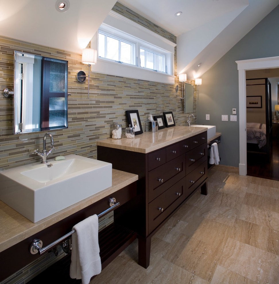 Modelo de cuarto de baño clásico renovado con lavabo sobreencimera