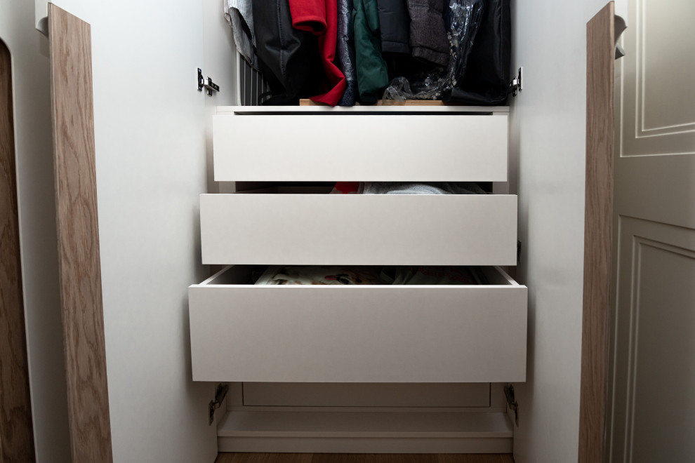 Гардероб и шкаф в прихожую в минималистичном стиле