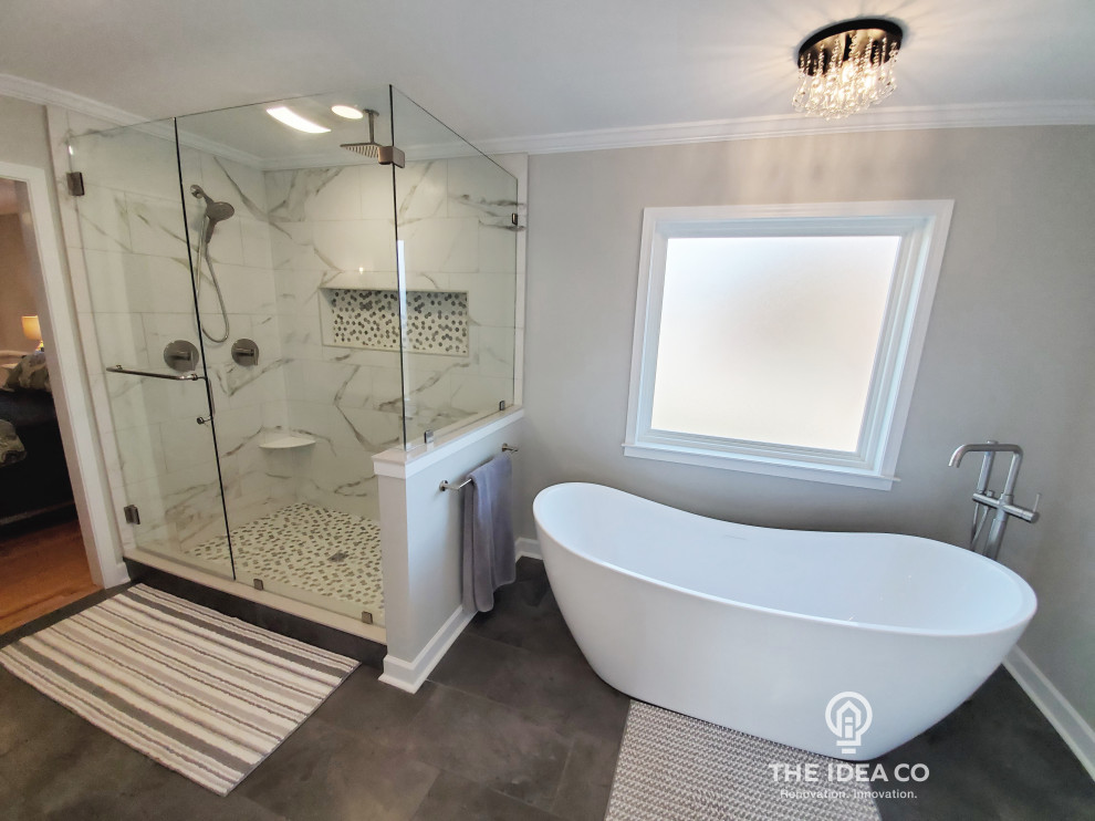 Cette photo montre une salle de bain principale chic de taille moyenne avec un placard à porte shaker, des portes de placard grises, une baignoire indépendante, une douche d'angle, des carreaux de céramique, un mur gris, un sol en carrelage de céramique, un lavabo encastré, un plan de toilette en granite, un sol gris, une cabine de douche à porte battante, un plan de toilette multicolore, une niche, meuble double vasque et meuble-lavabo sur pied.