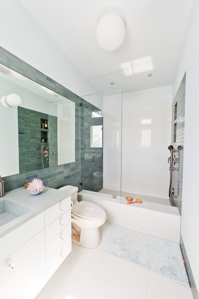 Inspiration for a contemporary bathroom in Los Angeles with subway tile.