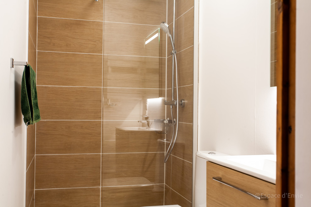 Ispirazione per una piccola stanza da bagno con doccia stile rurale con ante in legno chiaro, WC monopezzo, piastrelle marroni, pareti bianche, top in laminato, top bianco e un lavabo